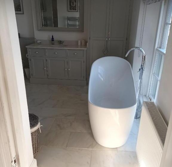 غرفة قياسية سرير كينج, The Mount