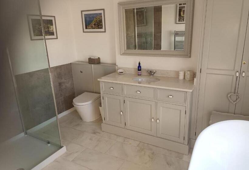 غرفة قياسية سرير كينج, The Mount