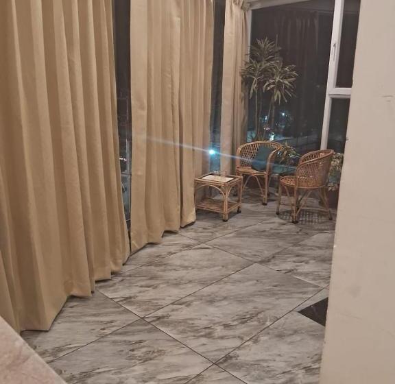 חדר משפחתי, Royal Taj