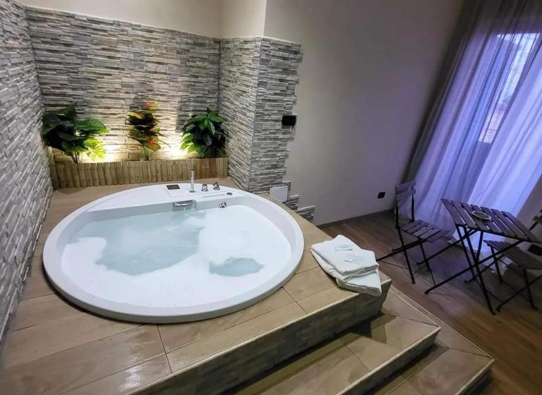 غرفة قياسية مزوَّدة بجاكوزي, New Colibrì