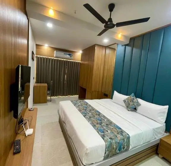 Suite Vue Ville, Royal Elite