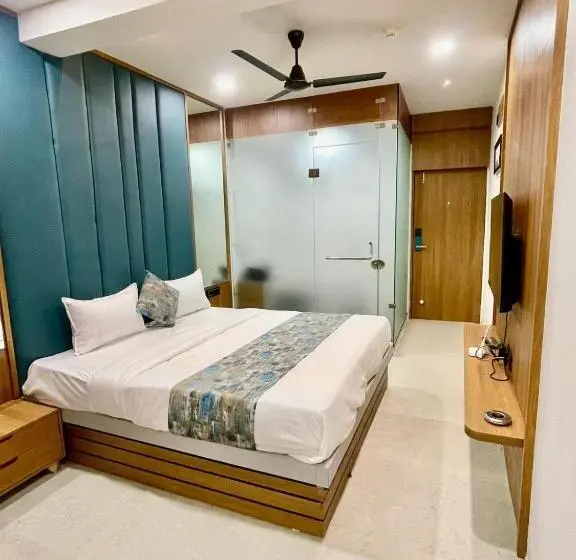 Suite Vue Ville, Royal Elite