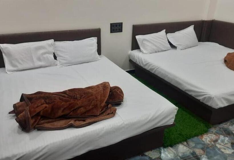 Standard Quadruple Room, Golden Guest House