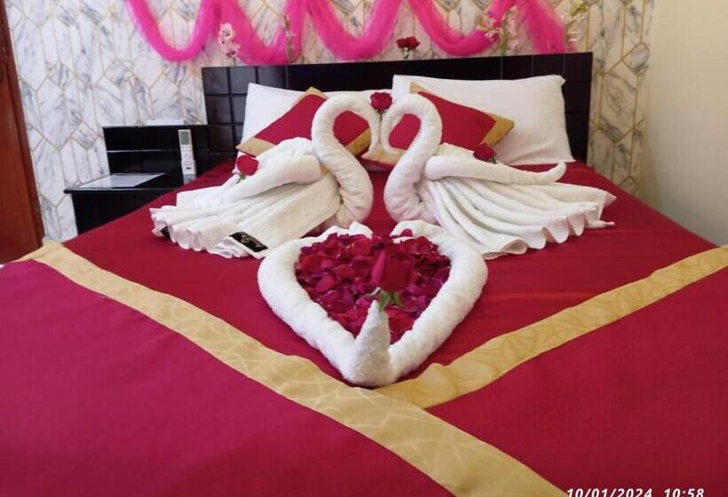 اتاق خانوادگی, Adarsha Palace