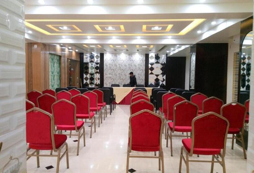 اتاق استاندارد چهار تخته, Adarsha Palace