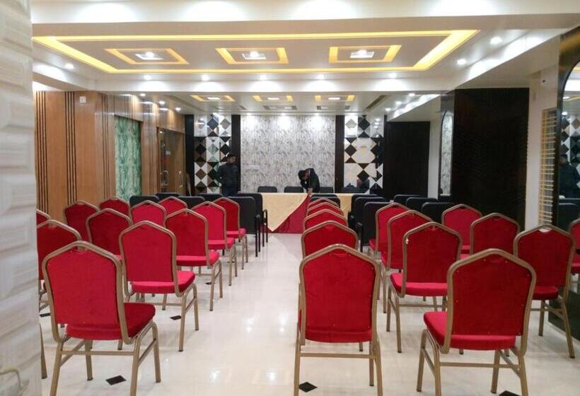 اتاق استاندارد چهار تخته, Adarsha Palace