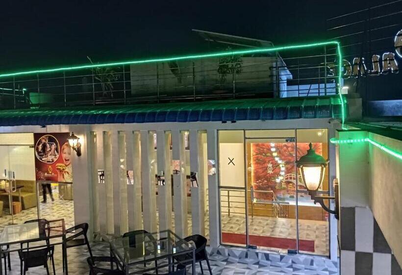 اتاق استاندارد چهار تخته, Adarsha Palace