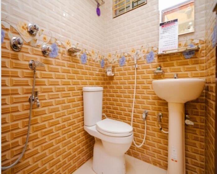 اتاق خانوادگی, Adarsha Palace