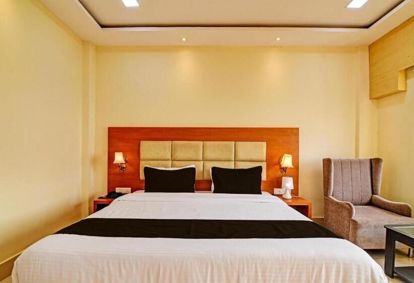 חדר קלאסי לשלושה, Midland Yard