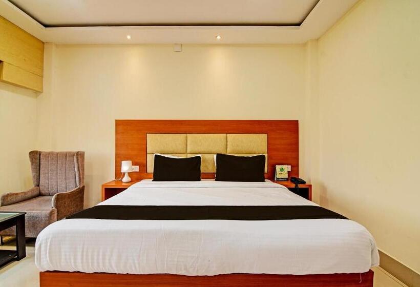 חדר קלאסי לשלושה, Midland Yard