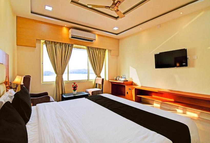 חדר קלאסי לשלושה, Midland Yard