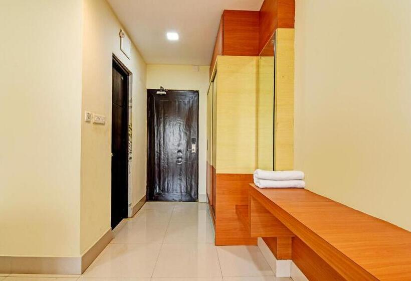 חדר קלאסי לשלושה, Midland Yard