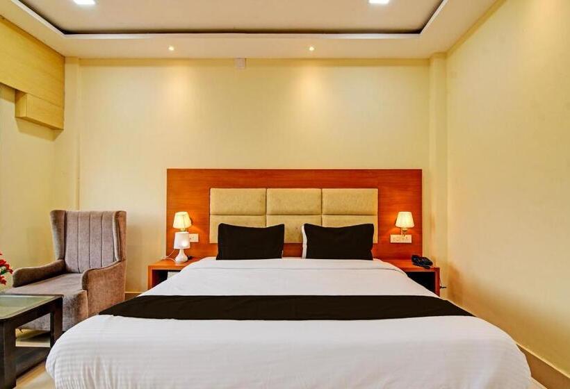 חדר קלאסי לשלושה, Midland Yard