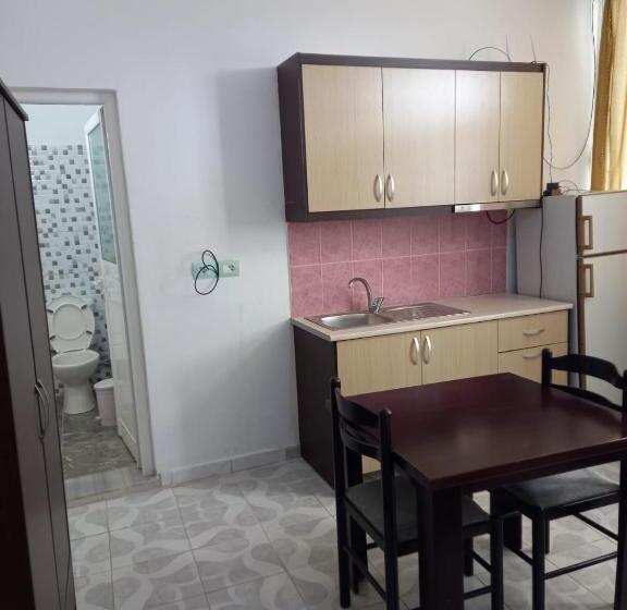 スタンダードルーム, Dane Apartment