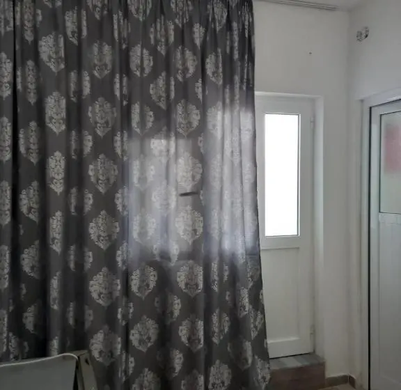 اتاق استاندارد, Dane Apartment
