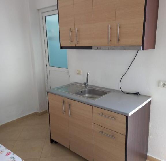 اتاق استاندارد, Dane Apartment
