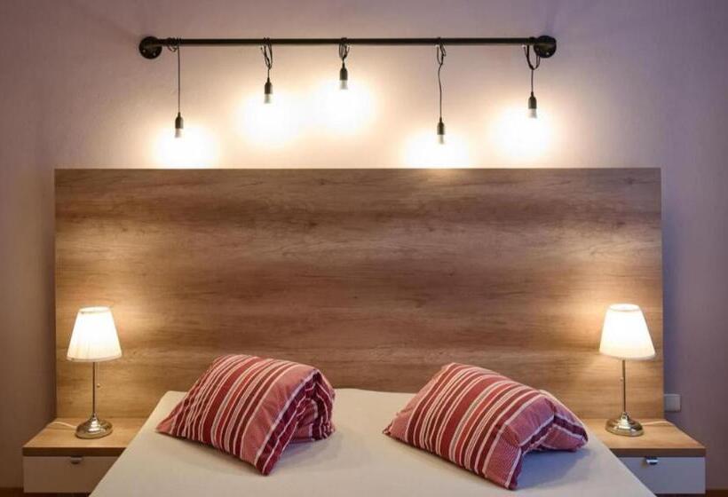 חדר סטנדרטי לארבעה עם חדר אמבטיה משותף, Stodolní Apartment