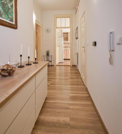 חדר סטנדרטי לארבעה עם חדר אמבטיה משותף, Stodolní Apartment
