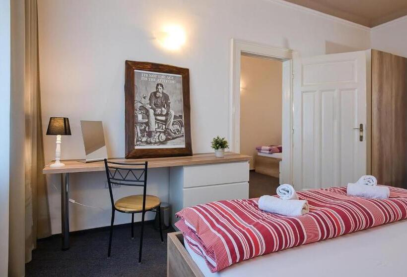 패밀리 룸 공용 욕실, Stodolní Apartment