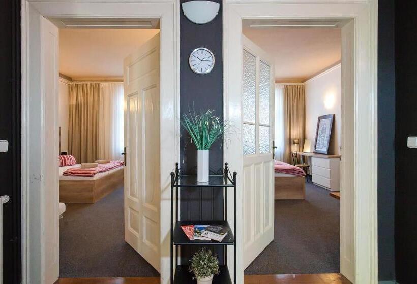 이코노미 쿼드러플룸(공용 화장실), Stodolní Apartment