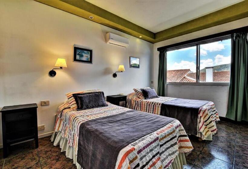 غرفة قياسية رباعية, Hostería Miramar