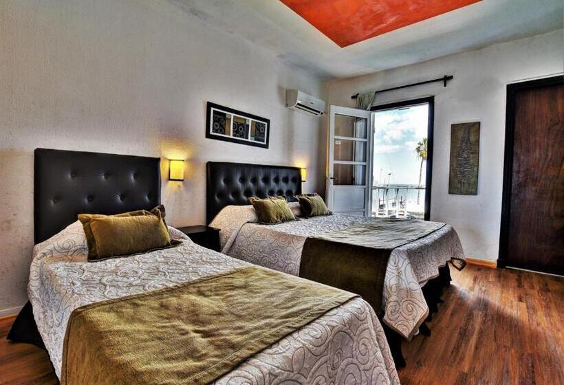 غرفة سوبيريور ثلاثية مطلّة علي البحر, Hostería Miramar