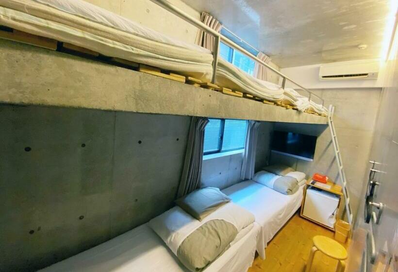 חדר סטנדרטי לארבעה עם חדר אמבטיה משותף, Kangaroo