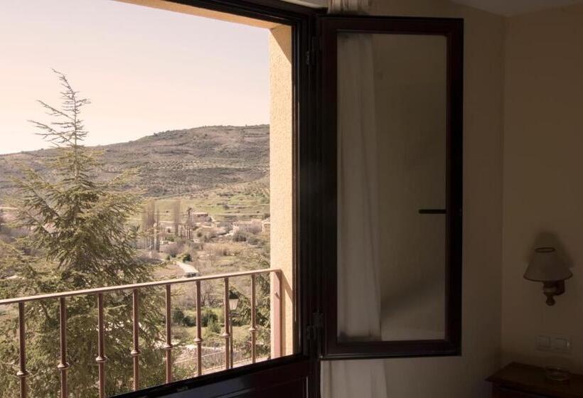 اتاق ساده سه نفره, Mayno