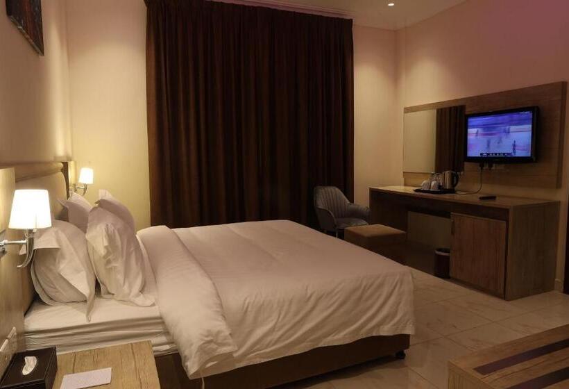 جناح جونيور عائلى, فندق مكوث