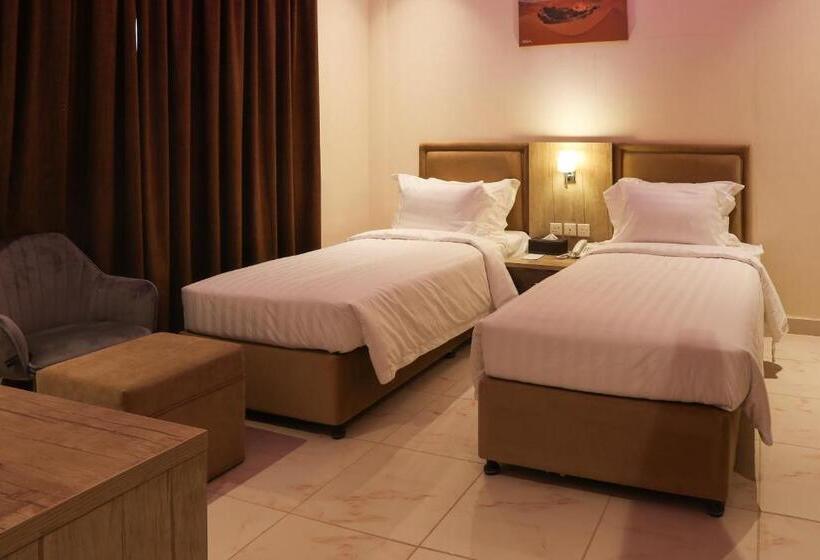 جناح جونيور عائلى, فندق مكوث