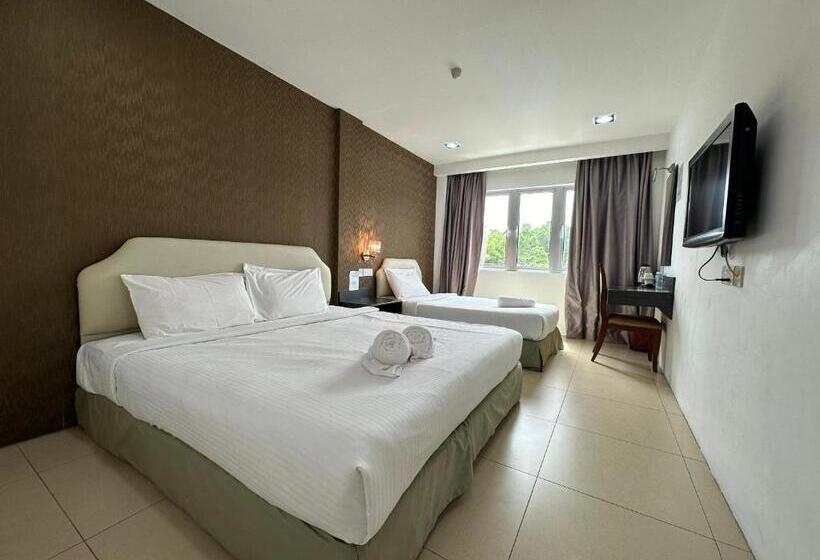 חדר משפחתי, Alia Express Twelve