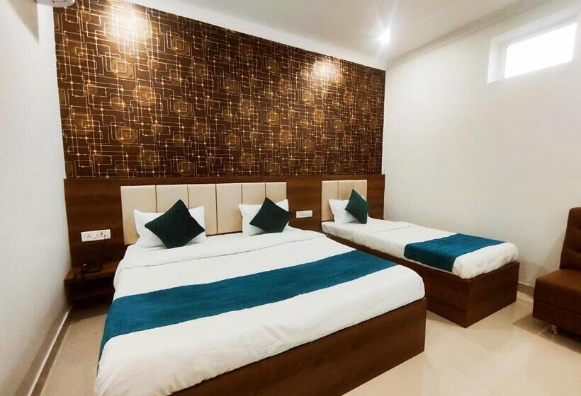 豪华三人间, Jvs Palace