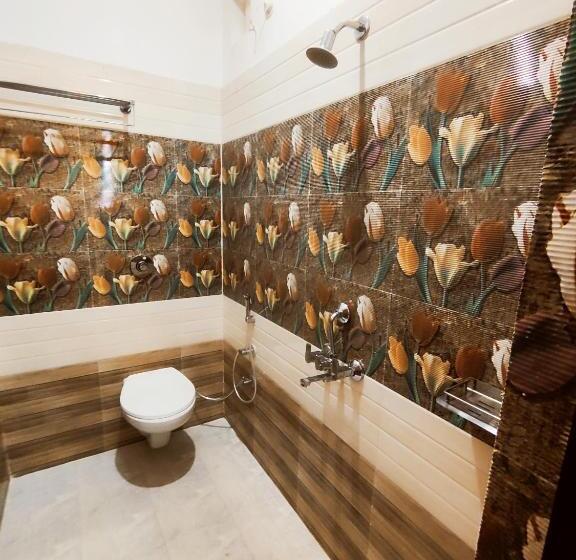 豪华三人间, Jvs Palace