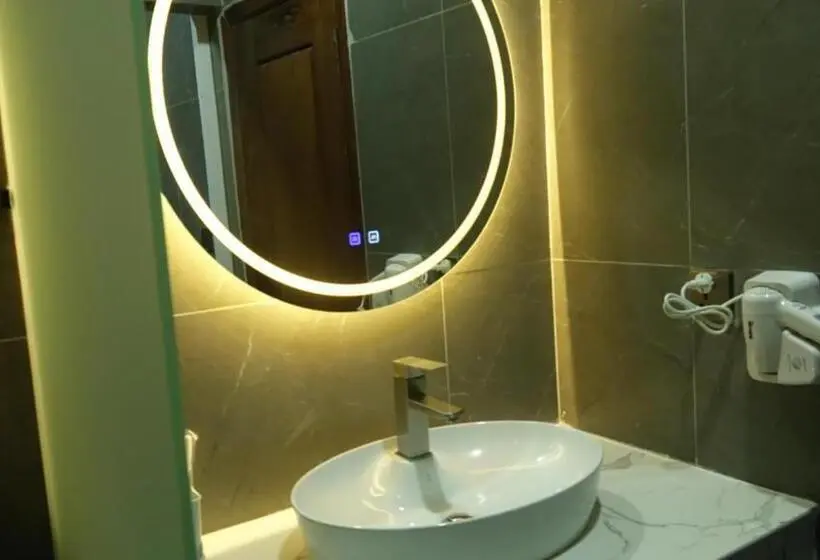 اتاق خانوادگی, Sawadee Suorsdei Boutique