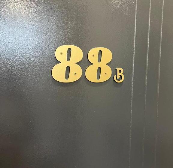 חדר משפחתי, Kiwi Inn