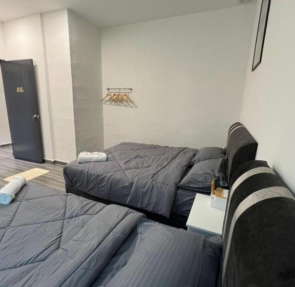 חדר משפחתי, Kiwi Inn