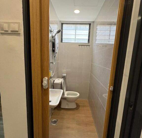 חדר משפחתי, Kiwi Inn