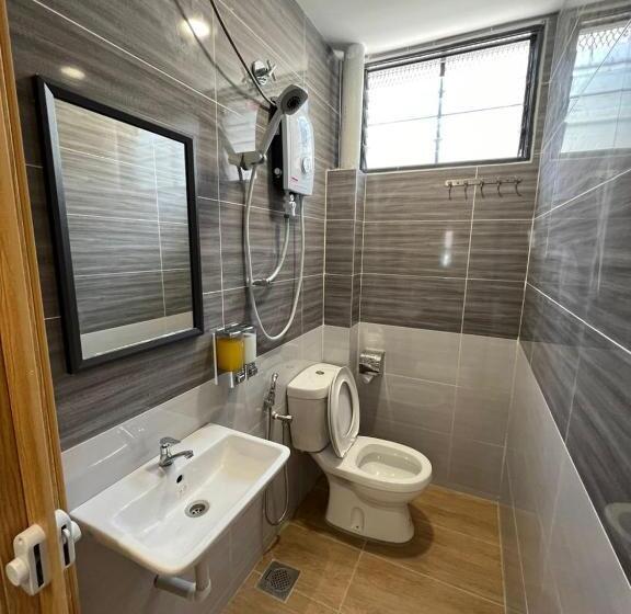 חדר משפחתי, Kiwi Inn