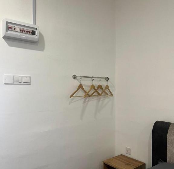 חדר משפחתי, Kiwi Inn