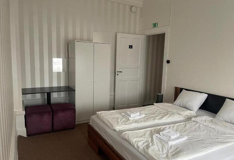 غرفة قياسية رباعية, Grand Station Restaurant & Rum