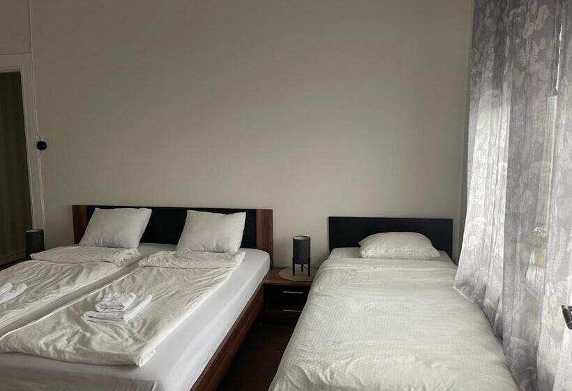 غرفة قياسية رباعية, Grand Station Restaurant & Rum