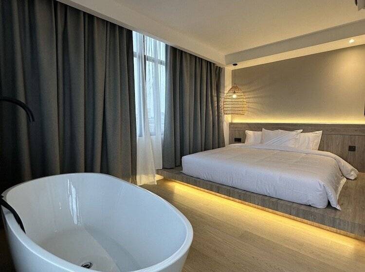 주니어 스위트, Theatre