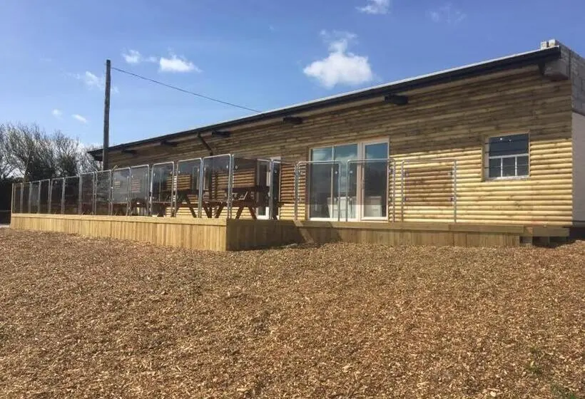 Superior-mökki 1 Makuuhuone, Dog Friendly Stagecoach Glamping Pod With Hot Tub