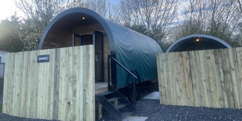 シャレー・スペリアー1寝室, Dog Friendly Stagecoach Glamping Pod With Hot Tub