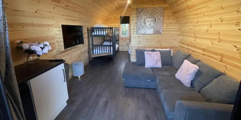 Superior-mökki 1 Makuuhuone, Dog Friendly Stagecoach Glamping Pod With Hot Tub