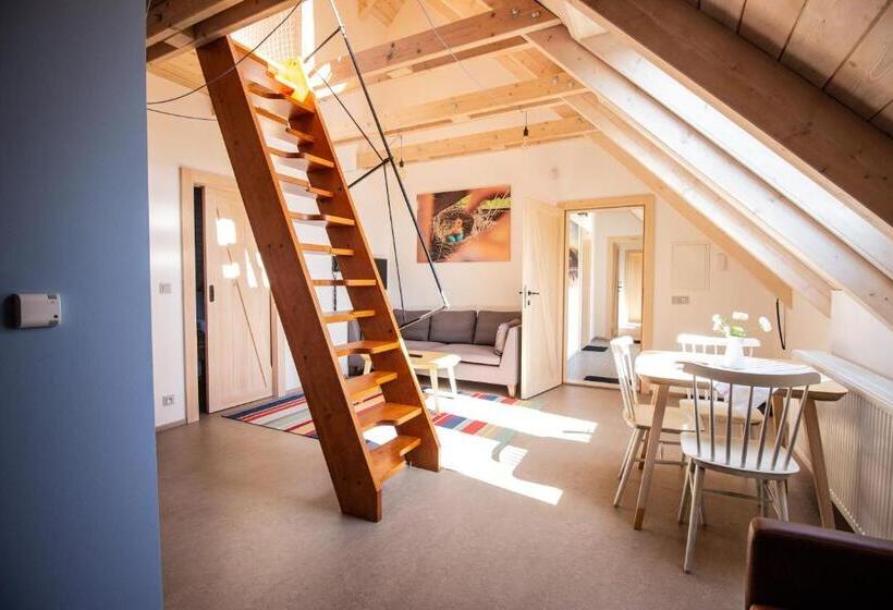 شقة غرفتين, Tvrz Krassa