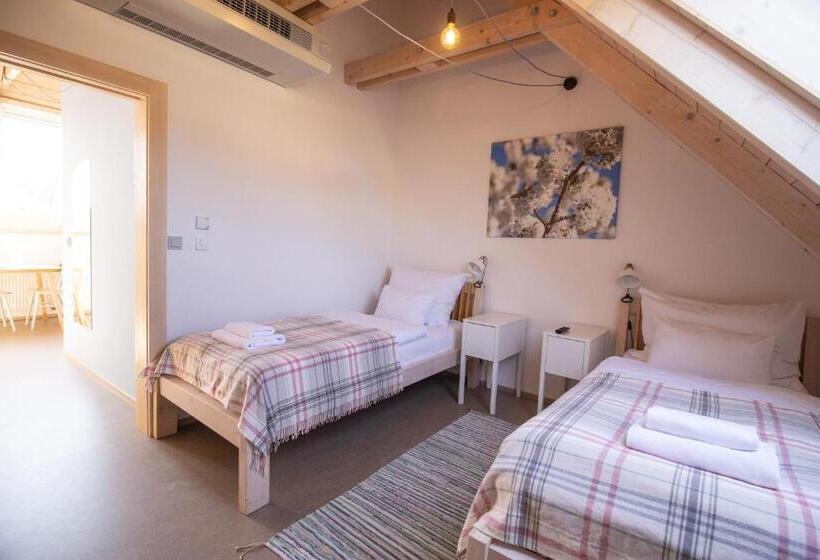 شقة غرفتين, Tvrz Krassa