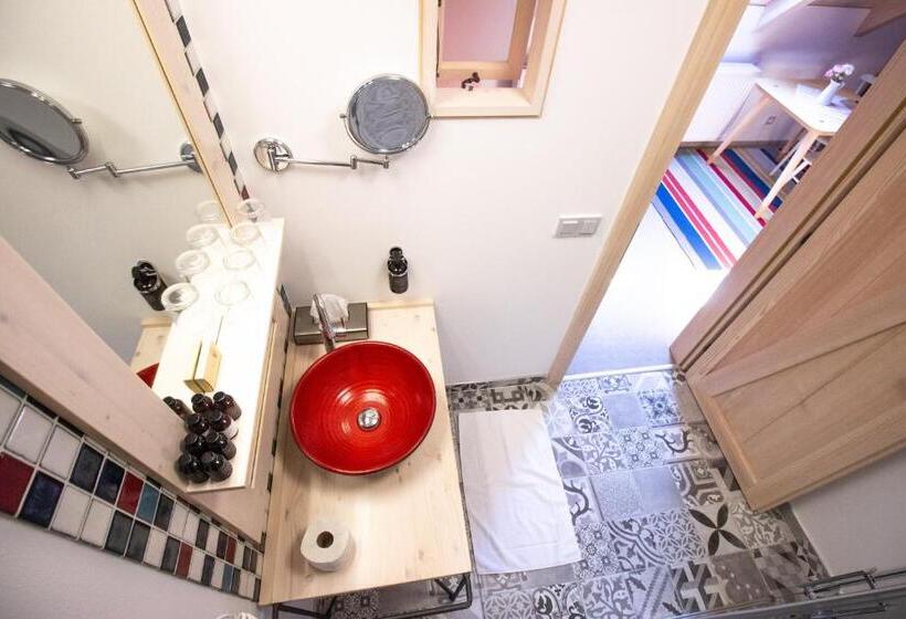 شقة غرفتين, Tvrz Krassa