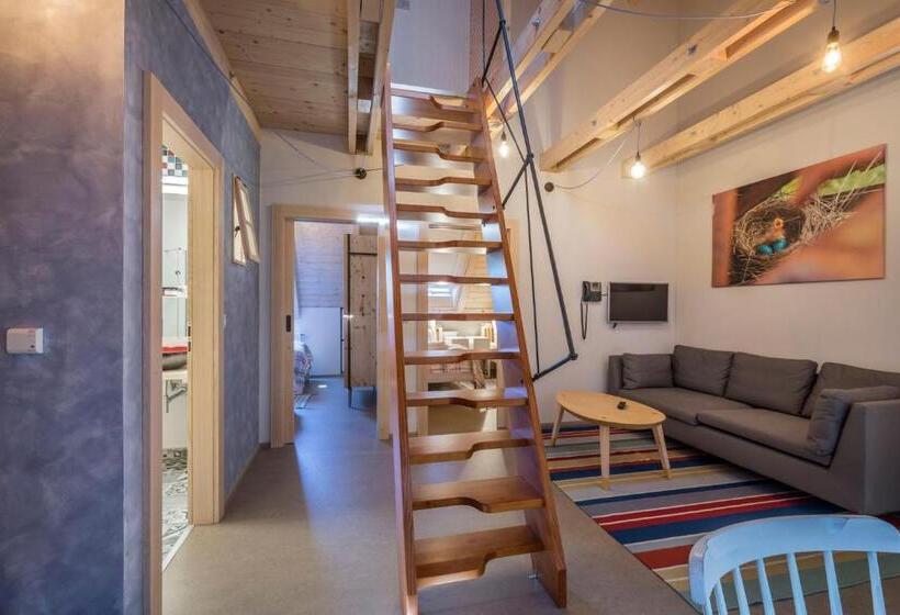 شقة غرفتين, Tvrz Krassa