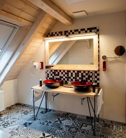 غرفة عائلية, Tvrz Krassa